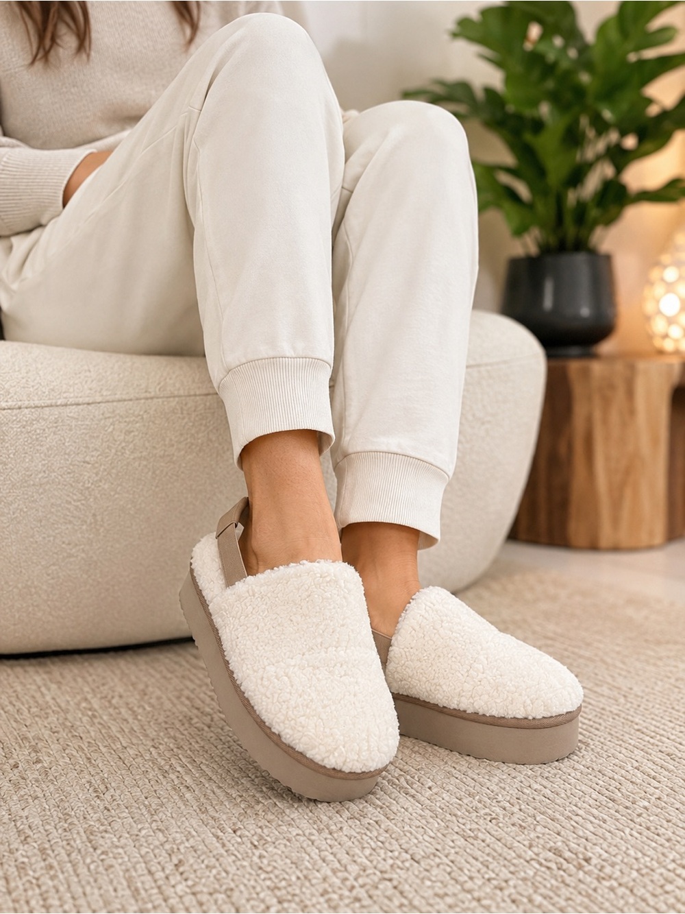 Empty Entire Platform Slippers – Women’s US 8 (Labeled 8.5) – Off White Fleece –